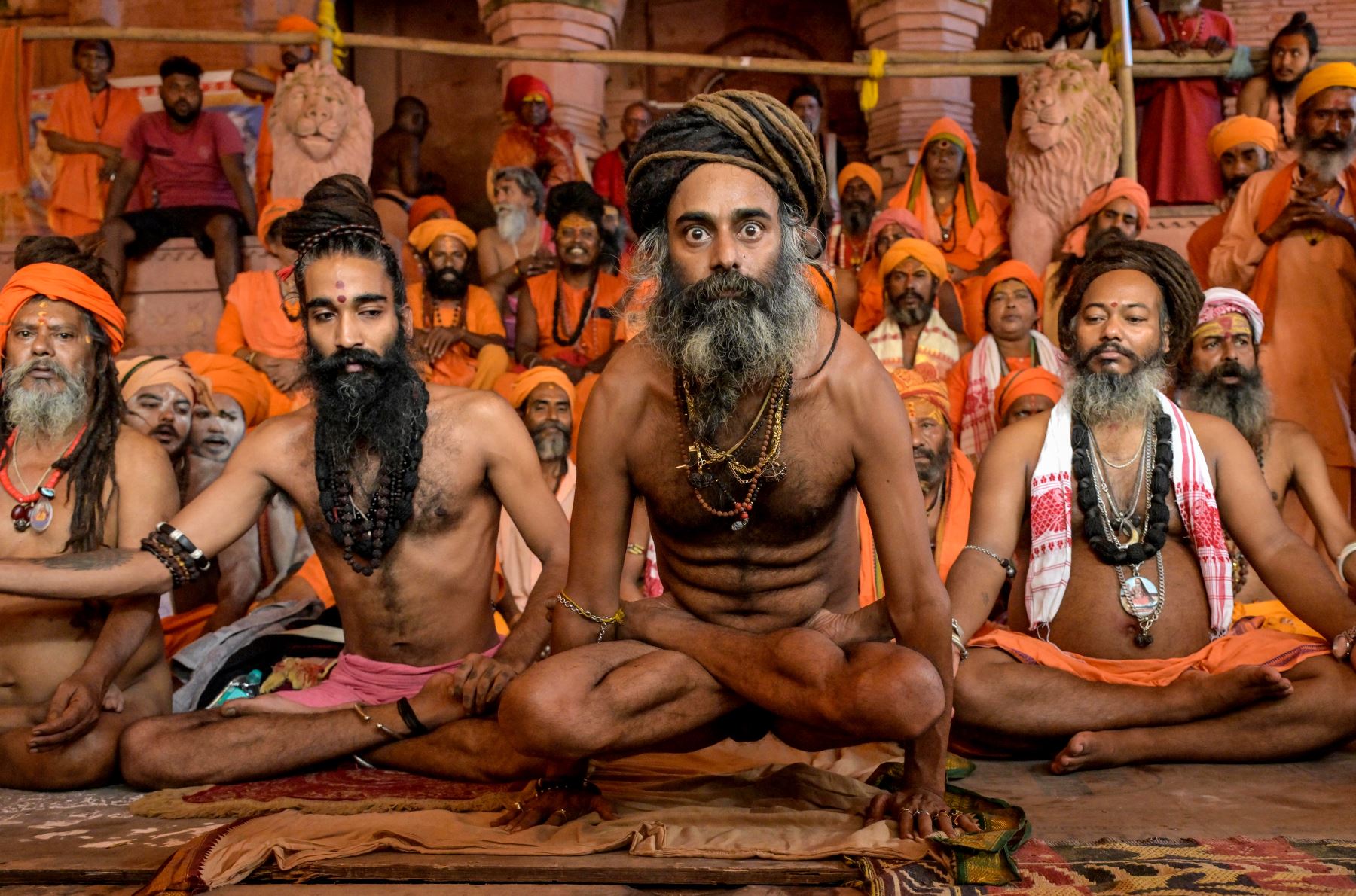 Los sadhus, u hombres santos hindúes, practican yoga para conmemorar el Día Internacional del Yoga en el Templo Kamakhya en Guwahati. Foto: AFP