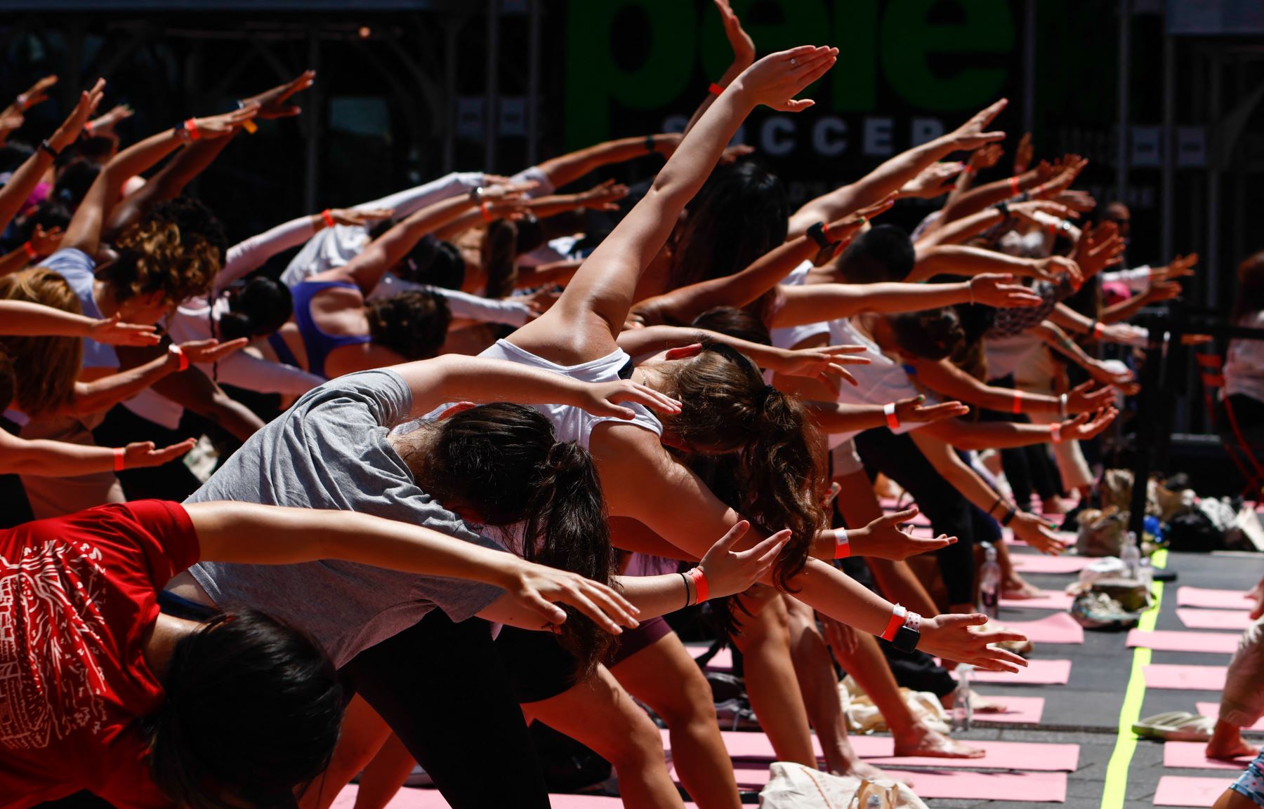 La gente participa en el 23º evento anual "Solsticio en Times Square: Mind Over Madness Yoga" en Times Square en la ciudad de Nueva York. AFP