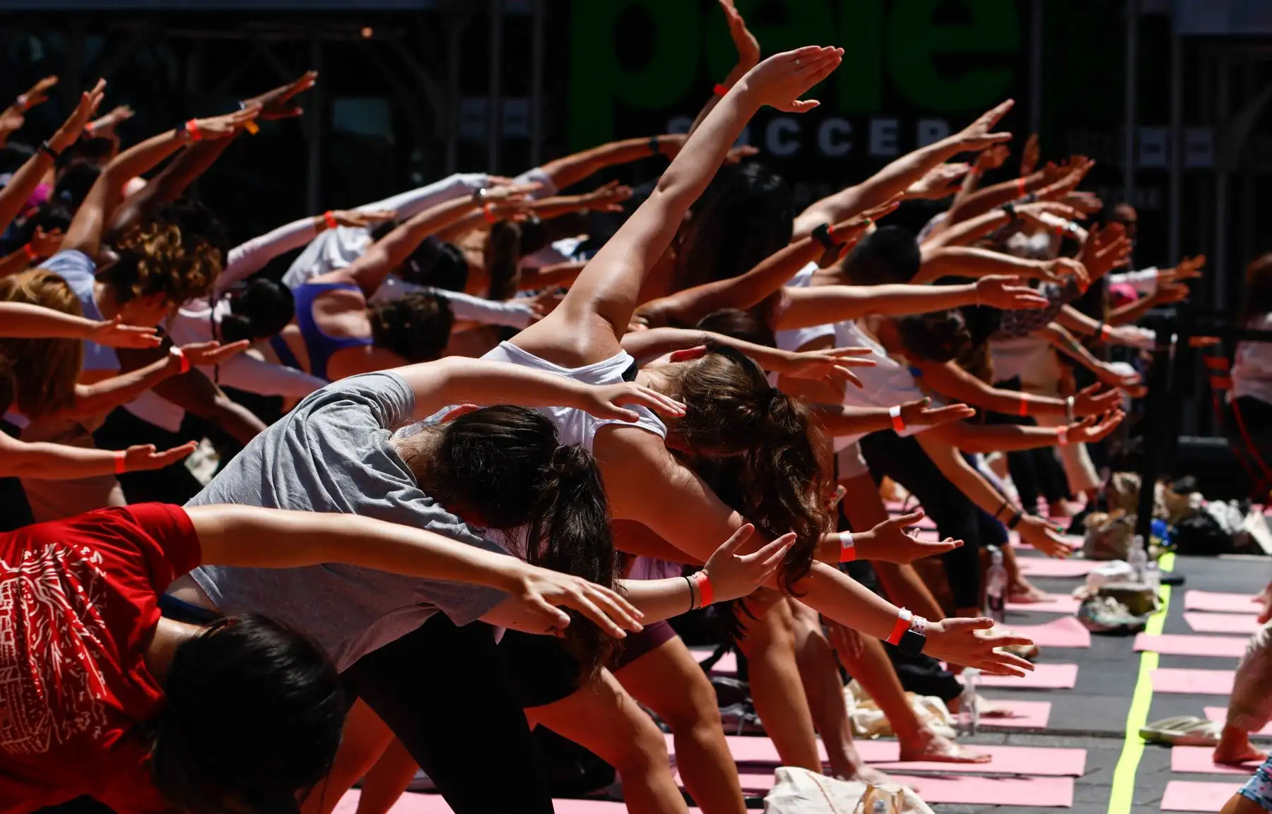 La gente participa en el 23º evento anual "Solsticio en Times Square: Mind Over Madness Yoga" en Times Square en la ciudad de Nueva York. AFP
