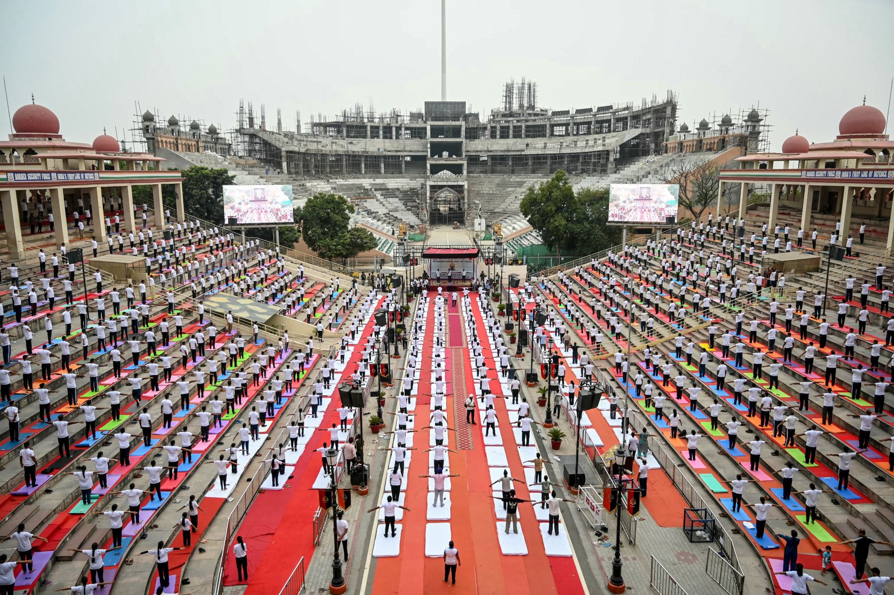 El personal de la Fuerza de Seguridad Fronteriza participa en una sesión de yoga en el Día Internacional del Yoga, en el puesto fronterizo entre India y Pakistán en Wagah, en las afueras de Amritsar. AFP
