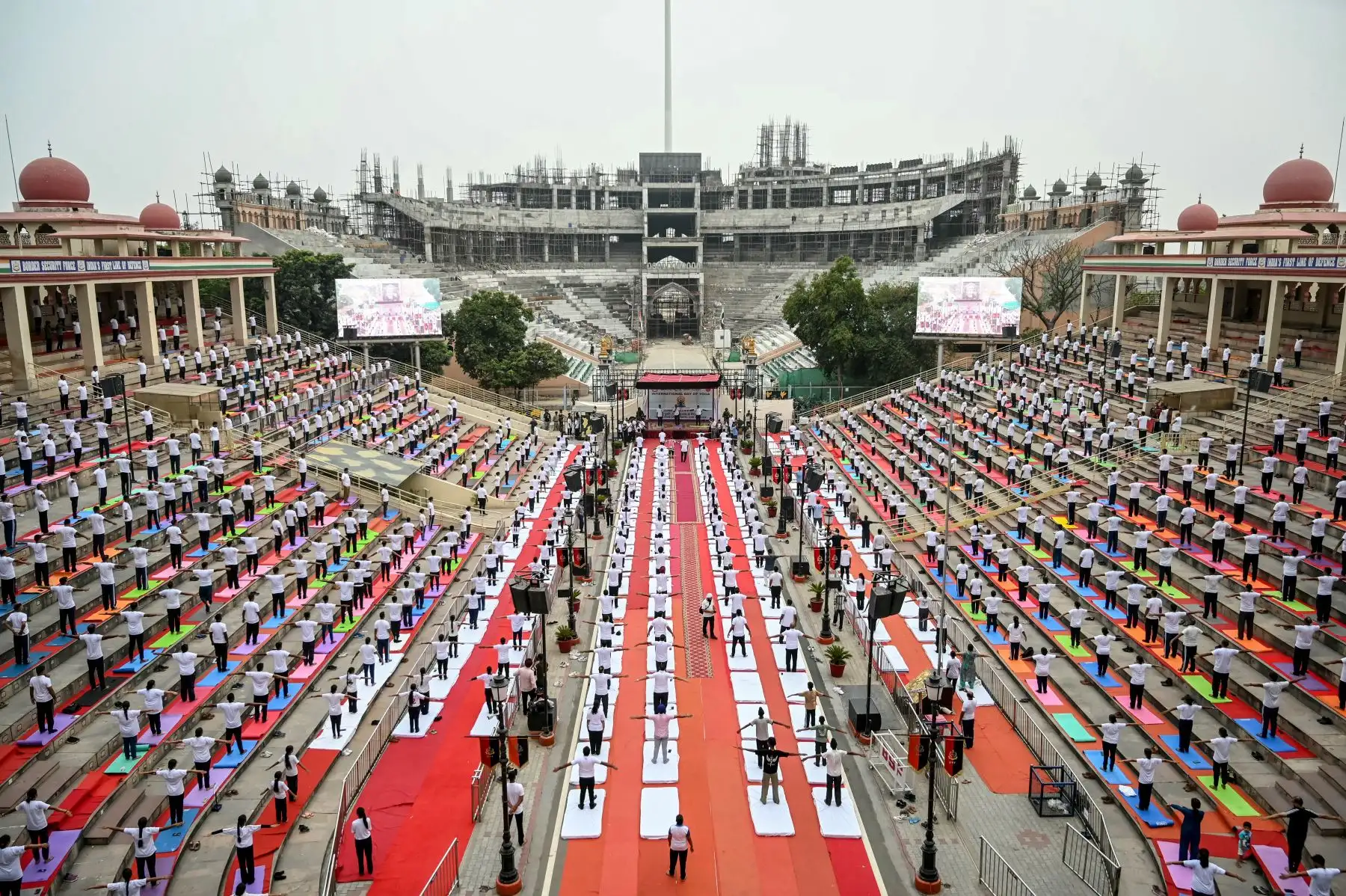El personal de la Fuerza de Seguridad Fronteriza participa en una sesión de yoga en el Día Internacional del Yoga, en el puesto fronterizo entre India y Pakistán en Wagah, en las afueras de Amritsar. AFP
