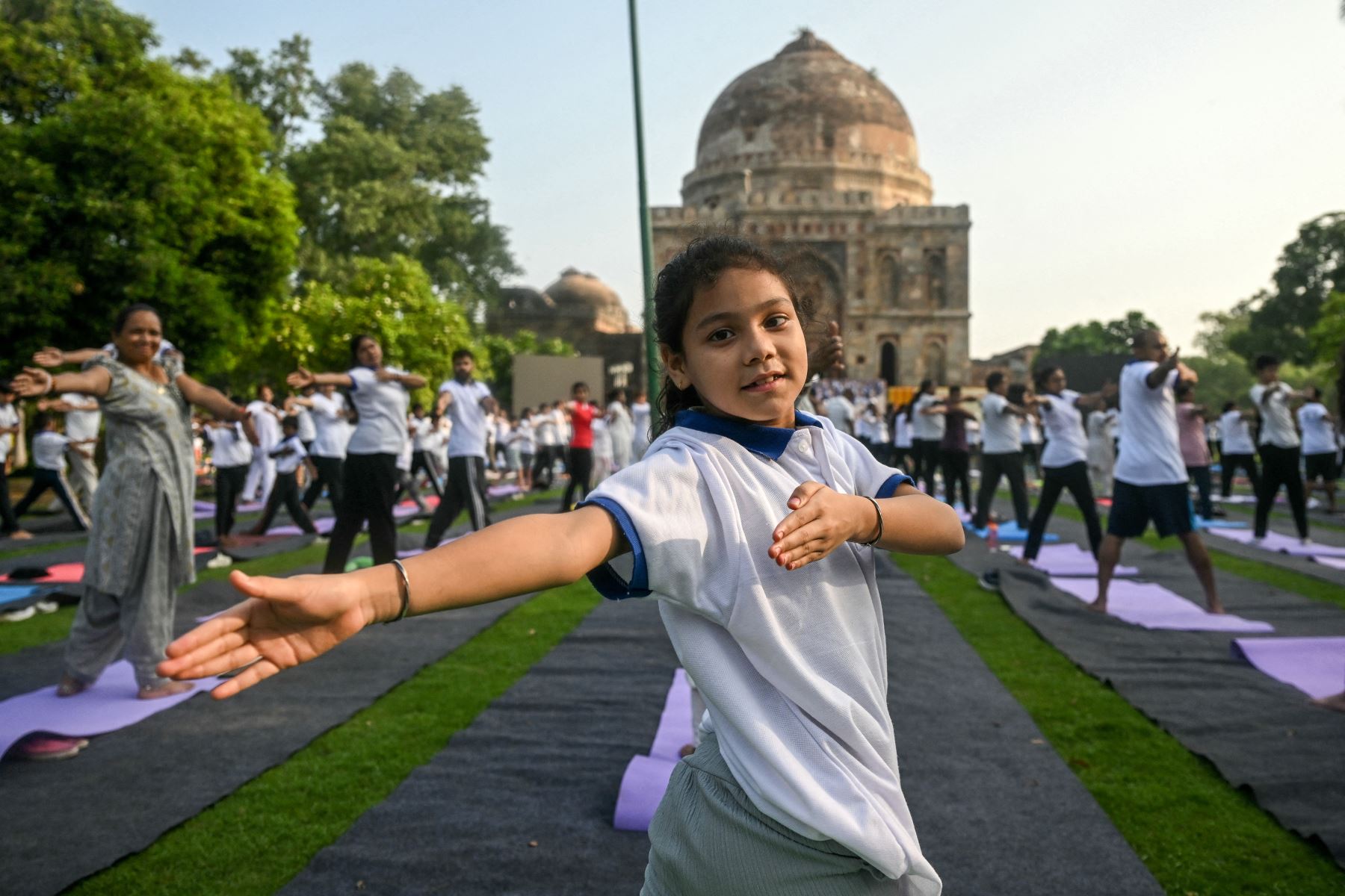 La gente participa en una sesión de yoga en los Jardines de Lodhi en el Día Internacional del Yoga, en Nueva Delhi. AFP