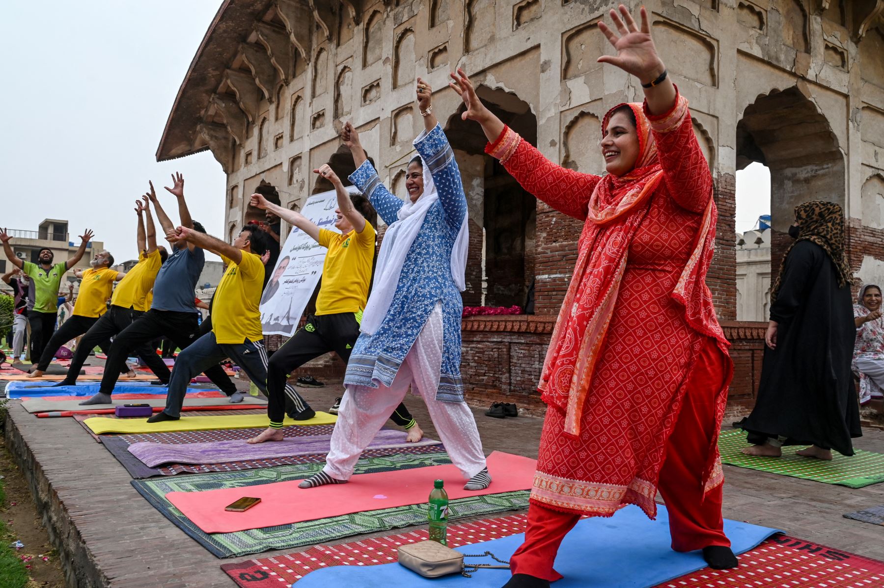 La gente participa en una sesión de yoga para conmemorar el Día Internacional del Yoga en Lahore. AFP