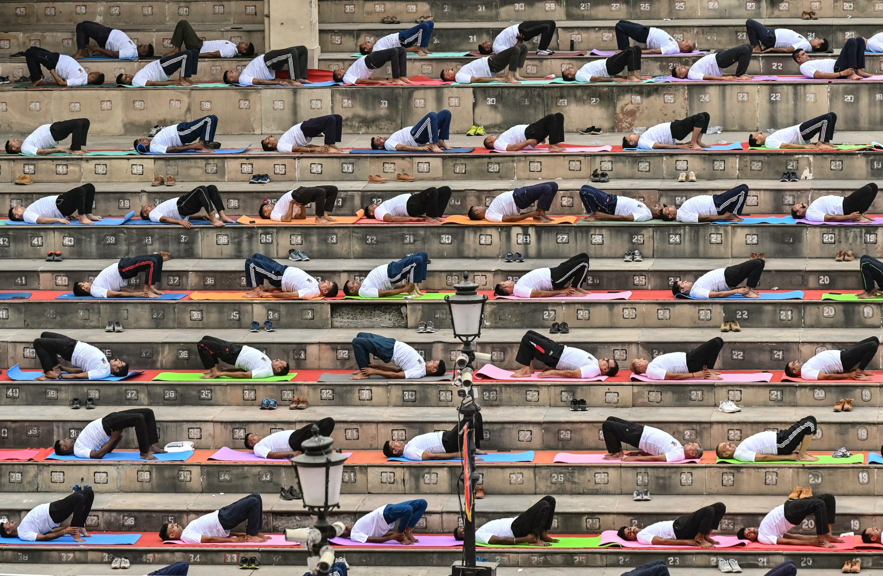 El personal de la Fuerza de Seguridad Fronteriza (BSF) participa en una sesión de yoga en el Día Internacional del Yoga en la frontera de Attari-Wagah entre India y Pakistán, en las afueras de Amritsar. AFP