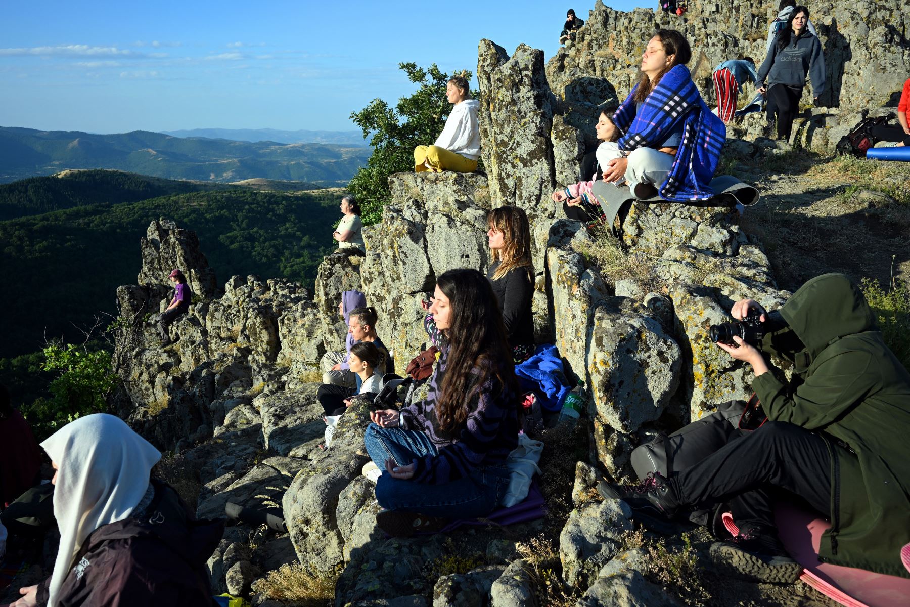 La gente practica yoga para conmemorar el Día Internacional del Yoga al amanecer en el antiguo observatorio megalítico de Kokino en el día del solsticio de verano. AFP