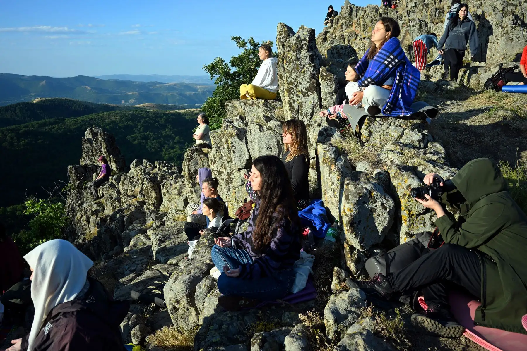 La gente practica yoga para conmemorar el Día Internacional del Yoga al amanecer en el antiguo observatorio megalítico de Kokino en el día del solsticio de verano. AFP