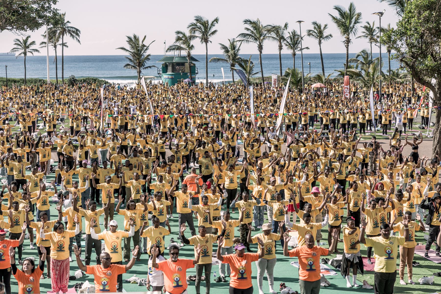 Los entusiastas del yoga participan en una sesión de yoga en North Beach para conmemorar el Día Internacional del Yoga, en Durban. AFP