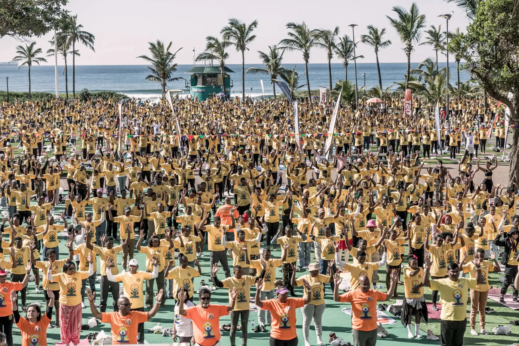 Los entusiastas del yoga participan en una sesión de yoga en North Beach para conmemorar el Día Internacional del Yoga, en Durban. AFP