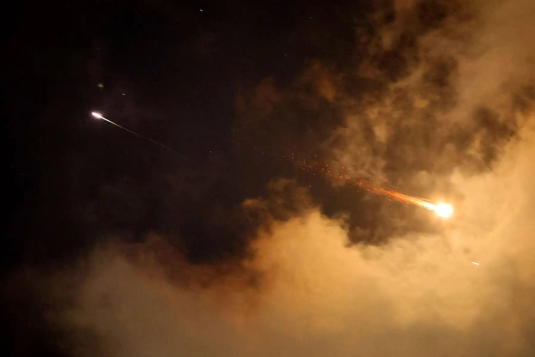 Se ven rastros de cohetes en el cielo sobre la ciudad costera israelí de Netanya en medio de una nueva andanada de ataques con misiles iraníes.  La guerra de Israel con Irán entró en su segunda semana con el jefe militar israelí advirtiendo de una "campaña prolongada" y Teherán descartando más conversaciones nucleares con Estados Unidos hasta que Israel detenga sus ataques. Foto: AFP