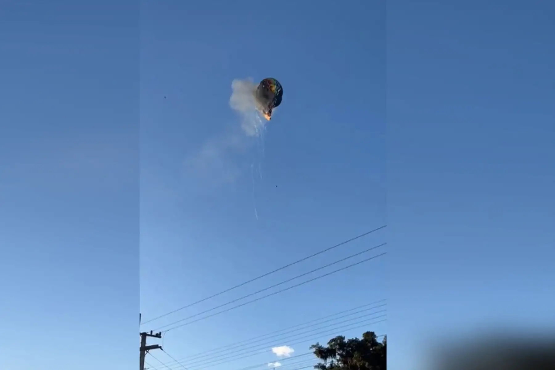 Captura de video tomado de redes sociales que muestra el incendio de un globo aerostático este sábado, en Santa Catarina (Brasil). Según informaciones preliminares brindadas por el Cuerpo Militar de Bomberos de Santa Catarina, el globo se incendió mientras volaba y cayó directamente sobre un puesto de salud.
Foto: EFE