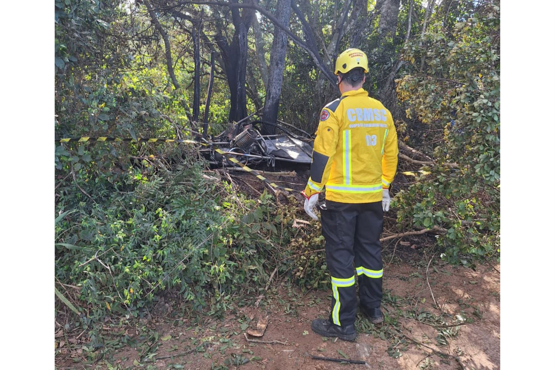 Fotografía cedida por el Cuerpo de Bomberos de Santa Catarina que muestra a un bomberos este sábado, en Santa Catarina (Brasil). Ocho personas murieron al caer el globo aerostático en el que viajaban con otros trece pasajeros a bordo. 
Foto: EFE