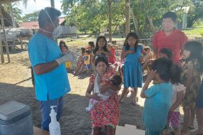 Brigadas médicas se desplazan en las comunidades nativas de Alto Chambira, en Loreto, afectadas por el incremento de casos de tos ferina. ANDINA/Difusión