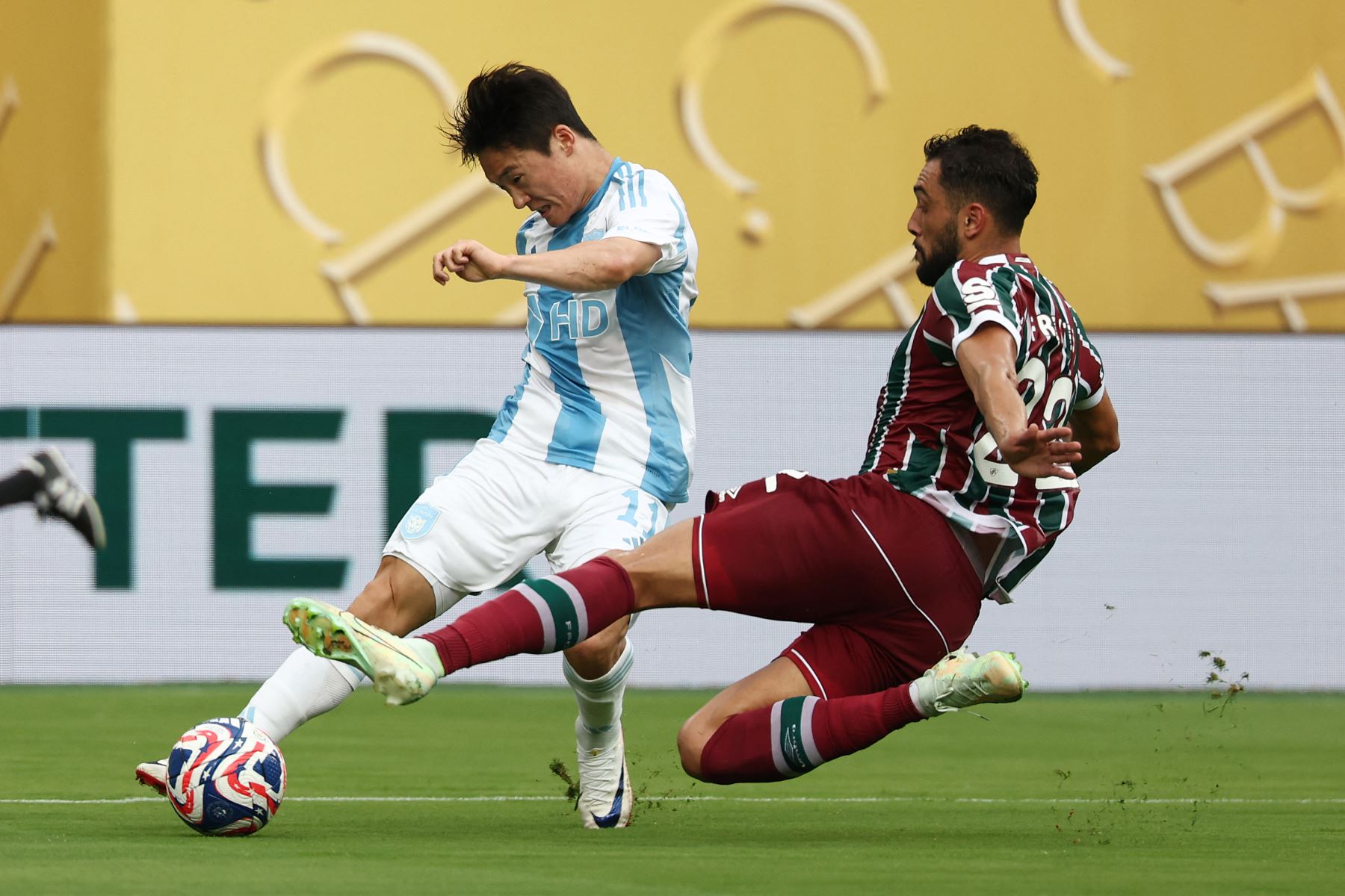 El delantero surcoreano del Ulsan Hyundai FC, Um Wonsang, y el defensa argentino  del Fluminense, Juan Pablo Freytes, disputan el balón durante el partido del Grupo F de la Copa Mundial de Clubes de la FIFA 2025 entre el Fluminense de Brasil y el Ulsan HD de Corea del Sur en el estadio MetLife en East Rutherford, Nueva Jersey.
Foto: AFP