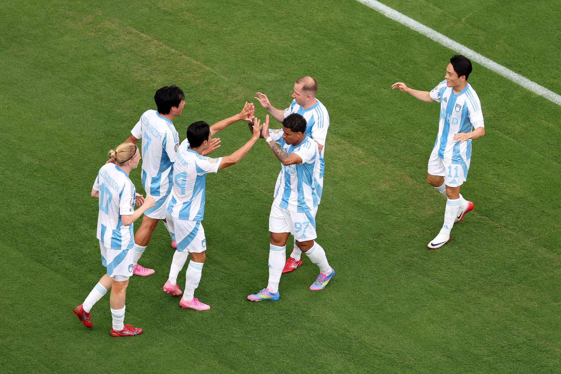 Lee Jinhyun del Ulsan HD celebra el primer gol de su equipo con sus compañeros durante el partido del grupo F de la Copa Mundial de Clubes de la FIFA 2025 entre el Fluminense FC y el Ulsan HD FC en el Estadio MetLife.
Foto: AFP