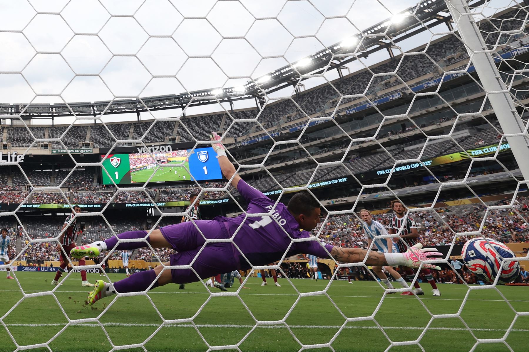 El portero brasileño del Fluminense, Fabio, concede el segundo gol del Ulsan HD durante el partido de fútbol del Grupo F de la Copa Mundial de Clubes de la FIFA 2025 entre el Fluminense de Brasil y el Ulsan HD de Corea del Sur en el estadio MetLife en East Rutherford, Nueva Jersey.
Foto: AFP