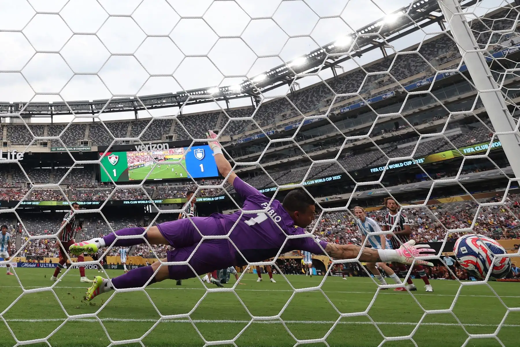 El portero brasileño del Fluminense, Fabio, concede el segundo gol del Ulsan HD durante el partido de fútbol del Grupo F de la Copa Mundial de Clubes de la FIFA 2025 entre el Fluminense de Brasil y el Ulsan HD de Corea del Sur en el estadio MetLife en East Rutherford, Nueva Jersey.
Foto: AFP