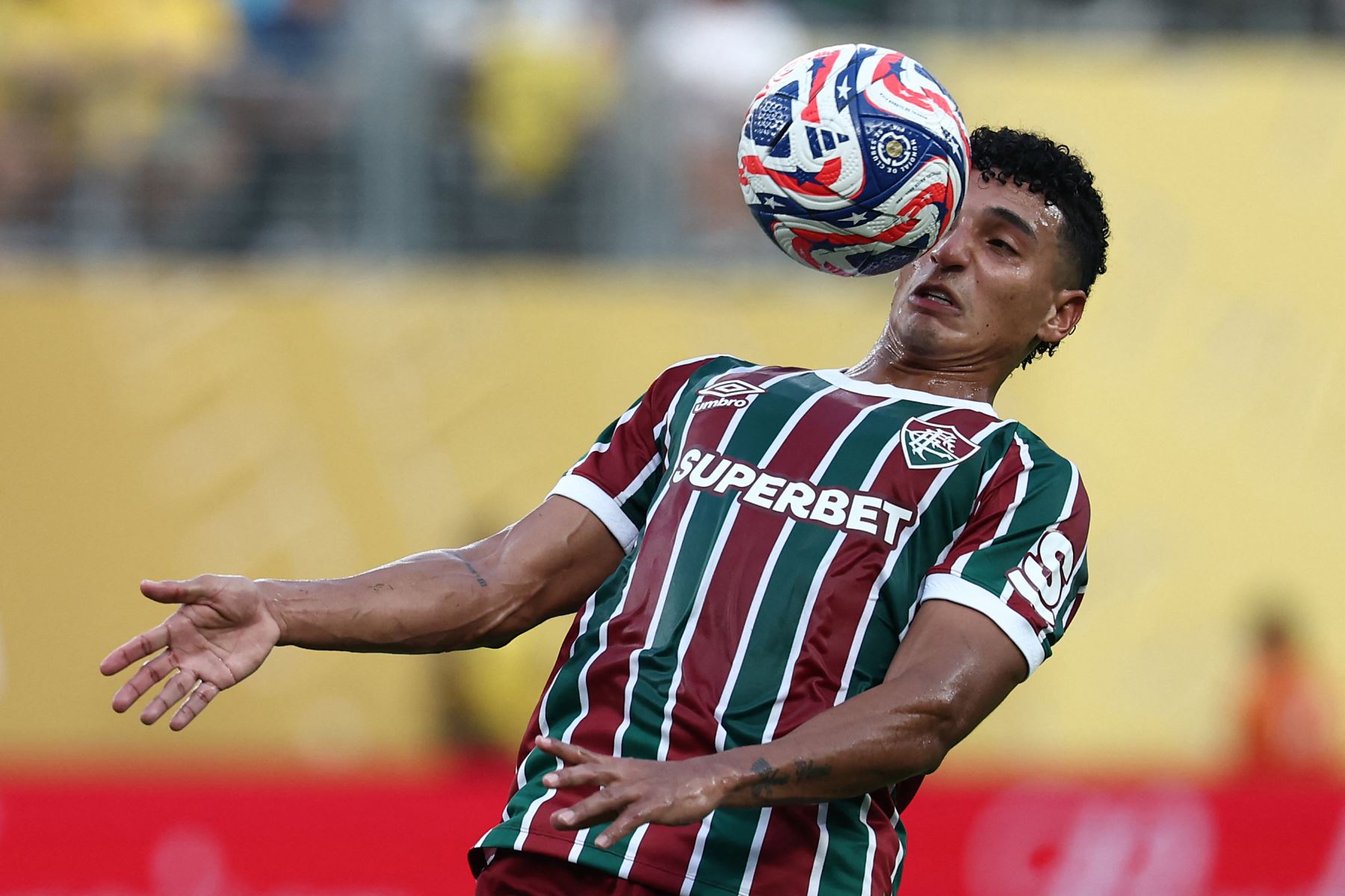 El defensor colombiano del Fluminense, Gabriel Fuentes, cabecea el balón durante el partido de fútbol del Grupo F de la Copa Mundial de Clubes de la FIFA 2025 entre el Fluminense de Brasil y el Ulsan HD de Corea del Sur en el estadio MetLife en East Rutherford, Nueva Jersey.
Foto: AFP