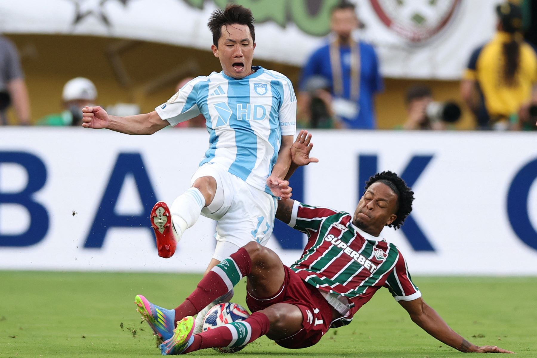 El defensa surcoreano del Ulsan Hyundai FC, Kang Sangwoo, y el delantero brasileño del Fluminense, Keno, disputan el balón durante el partido del Grupo F de la Copa Mundial de Clubes de la FIFA 2025 entre el Fluminense de Brasil y el Ulsan HD de Corea del Sur en el estadio MetLife en East Rutherford, Nueva Jersey.
Foto: AFP