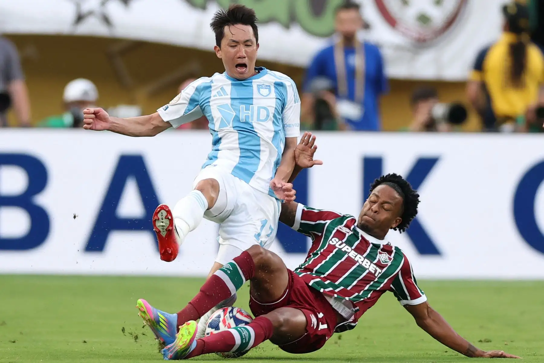 El defensa surcoreano del Ulsan Hyundai FC, Kang Sangwoo, y el delantero brasileño del Fluminense, Keno, disputan el balón durante el partido del Grupo F de la Copa Mundial de Clubes de la FIFA 2025 entre el Fluminense de Brasil y el Ulsan HD de Corea del Sur en el estadio MetLife en East Rutherford, Nueva Jersey.
Foto: AFP