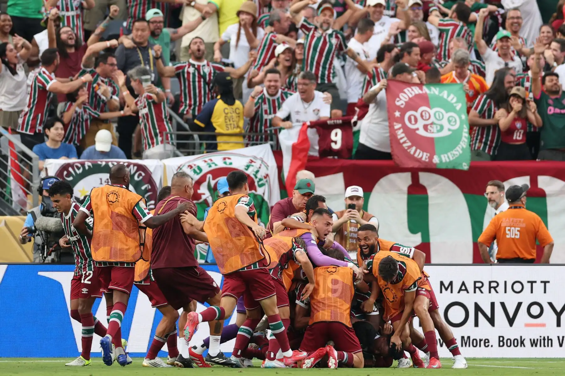 Los jugadores del Fluminense celebran después de marcar su tercer gol durante el partido de fútbol del Grupo F de la Copa Mundial de Clubes de la FIFA 2025 entre el Fluminense de Brasil y el Ulsan HD de Corea del Sur en el estadio MetLife en East Rutherford, Nueva Jersey.
Foto: AFP