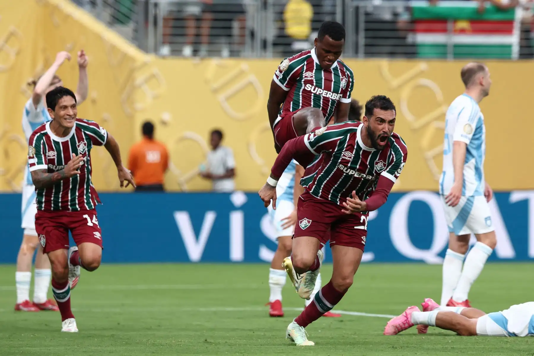 El defensor argentino del Fluminense, Juan Pablo Freytes, celebra después de marcar el tercer gol de su equipo durante el partido de fútbol del Grupo F de la Copa Mundial de Clubes de la FIFA 2025 entre el Fluminense de Brasil y el Ulsan HD de Corea del Sur en el estadio MetLife en East Rutherford, Nueva Jersey.
Foto: AFP