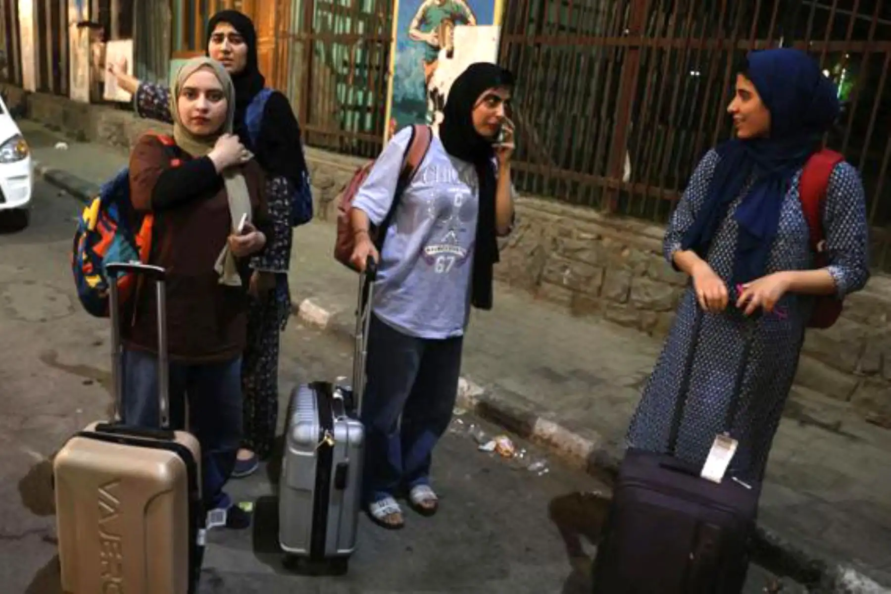 Un total de unos 1.000 ciudadanos indios, en su mayoría cachemires, están siendo trasladados a casa desde Irán en el marco del programa "Operación Sindhu" del gobierno indio durante el conflicto entre Irán e Israel. 
Foto: EFE