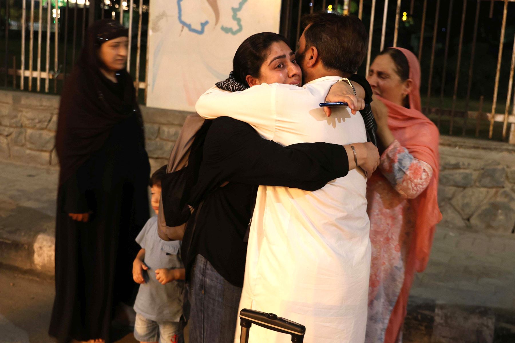 Una estudiante cachemir abraza a su familiar al llegar tras la evacuación de Irán a Srinagar, la capital de verano de la Cachemira india.
Foto: EFE