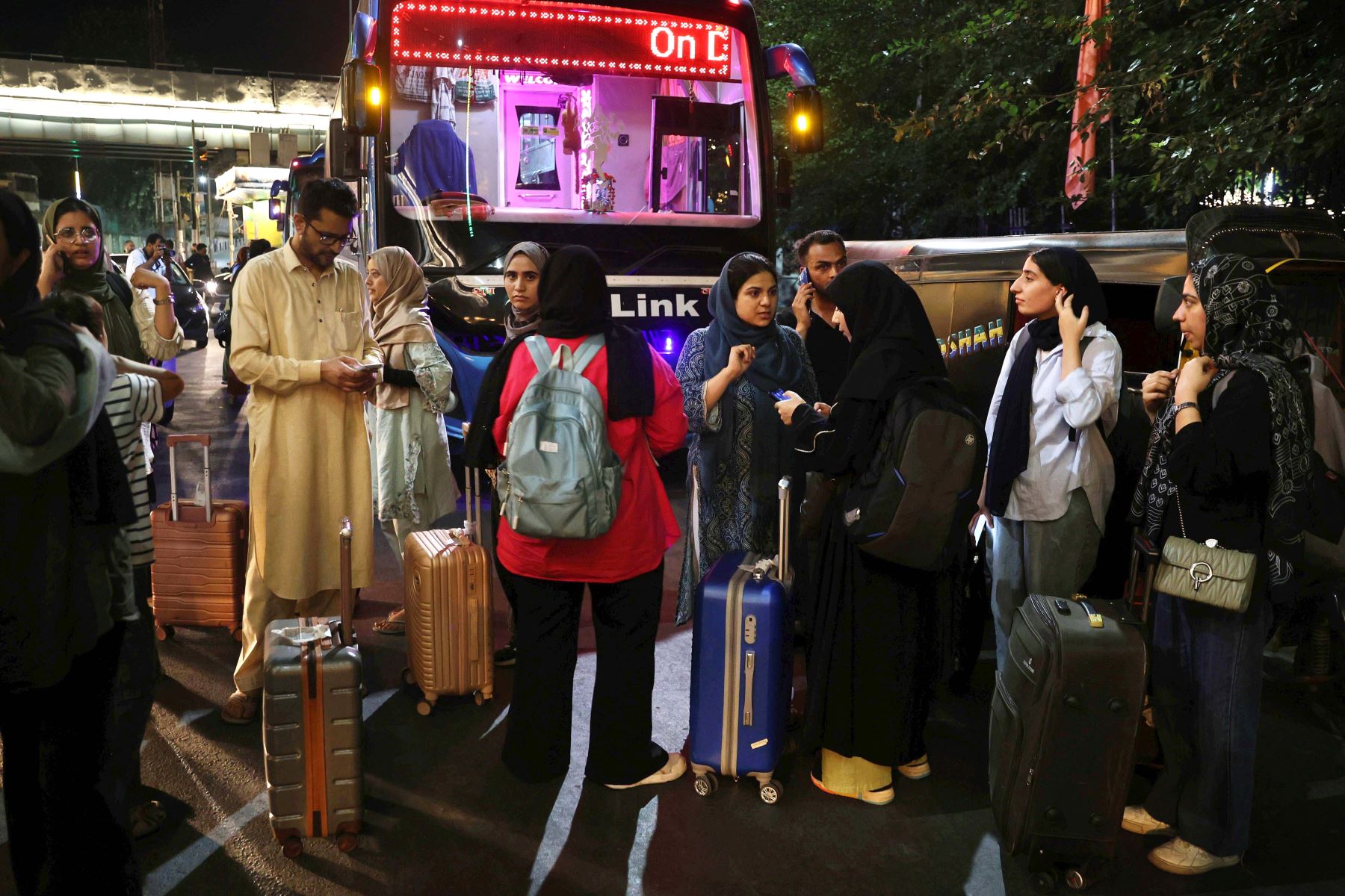 Estudiantes cachemir abraza a su familiar al llegar tras la evacuación de Irán a Srinagar, la capital de verano de la Cachemira india.
Foto: EFE