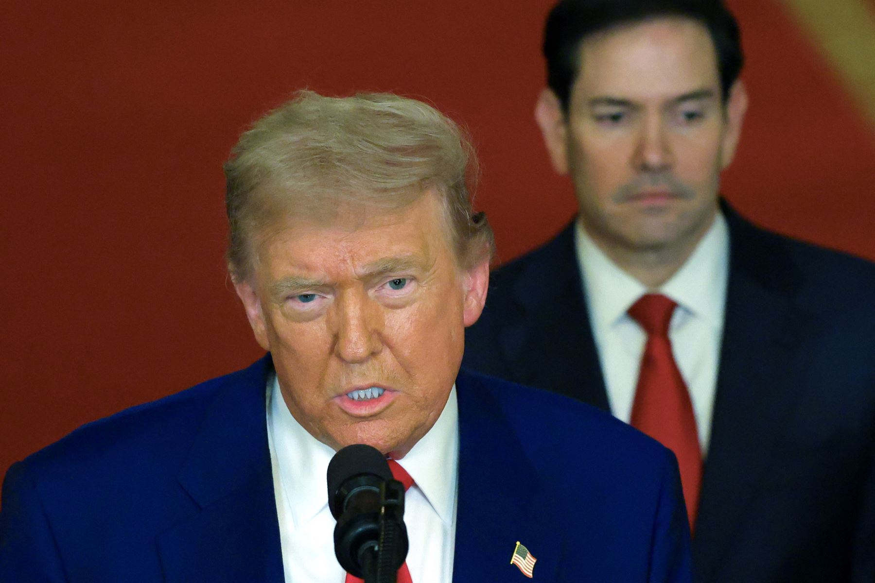 El presidente de Estados Unidos, Donald Trump, se dirige a la nación, junto con el vicepresidente J.D. Vance , el secretario de Estado Marco Rubio y el secretario de Defensa Pete Hegseth, desde la Casa Blanca en Washington, D.C. tras el anuncio del bombardeo de instalaciones nucleares de Estados Unidos en Irán. 
Foto: AFP