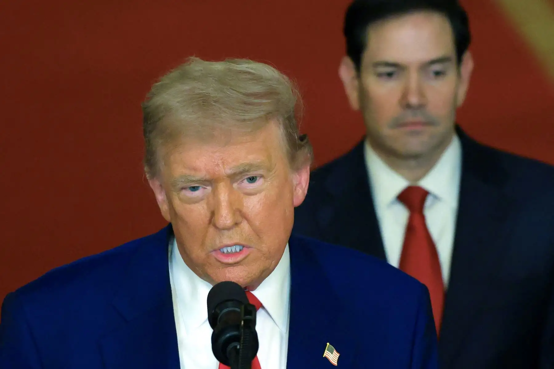 El presidente de Estados Unidos, Donald Trump, se dirige a la nación, junto con el vicepresidente J.D. Vance , el secretario de Estado Marco Rubio y el secretario de Defensa Pete Hegseth, desde la Casa Blanca en Washington, D.C. tras el anuncio del bombardeo de instalaciones nucleares de Estados Unidos en Irán. 
Foto: AFP