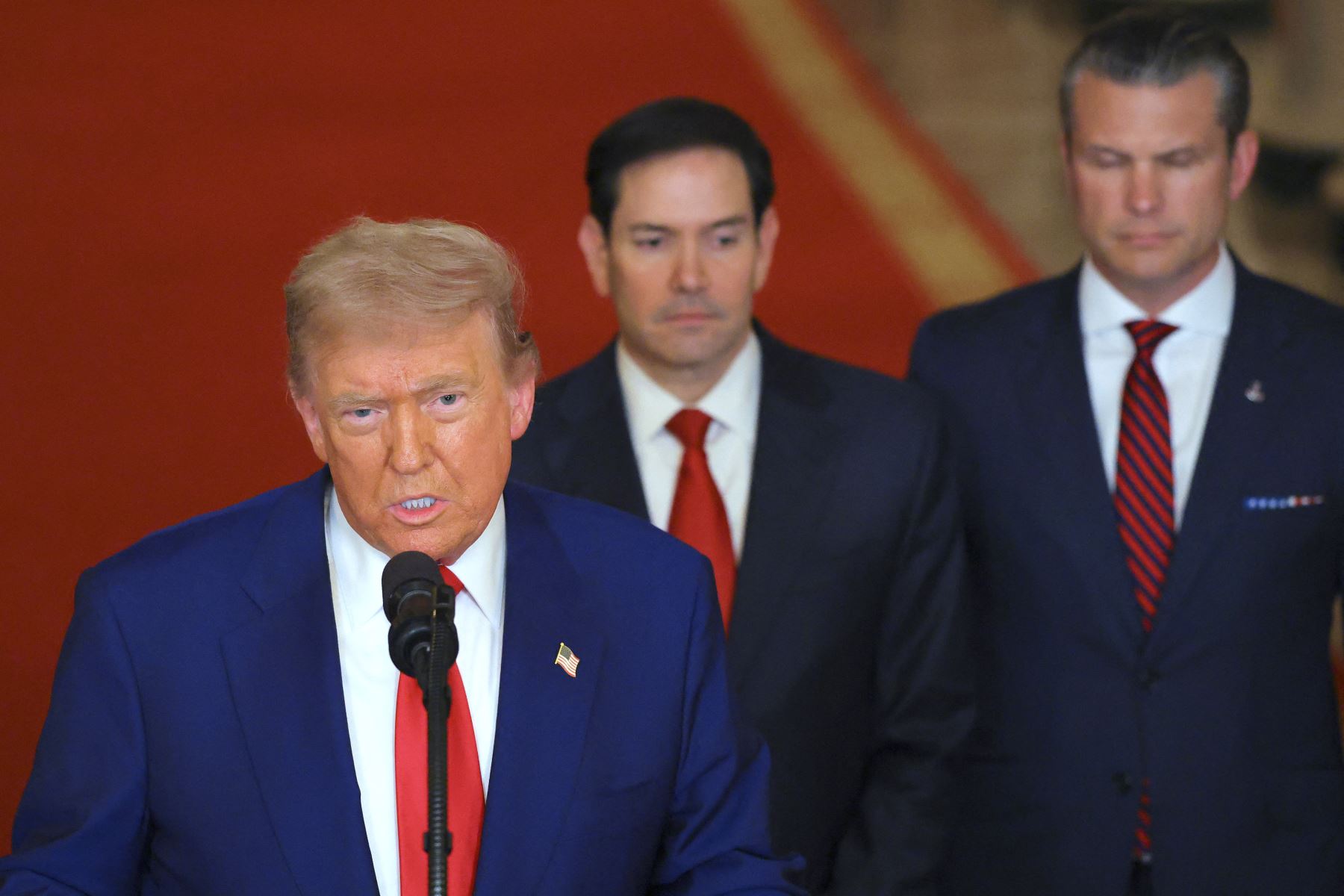 El presidente de Estados Unidos, Donald Trump, se dirige a la nación, junto con el vicepresidente J.D. Vance , el secretario de Estado Marco Rubio y el secretario de Defensa Pete Hegseth, desde la Casa Blanca en Washington, D.C. tras el anuncio del bombardeo de instalaciones nucleares de Estados Unidos en Irán. 
Foto: AFP