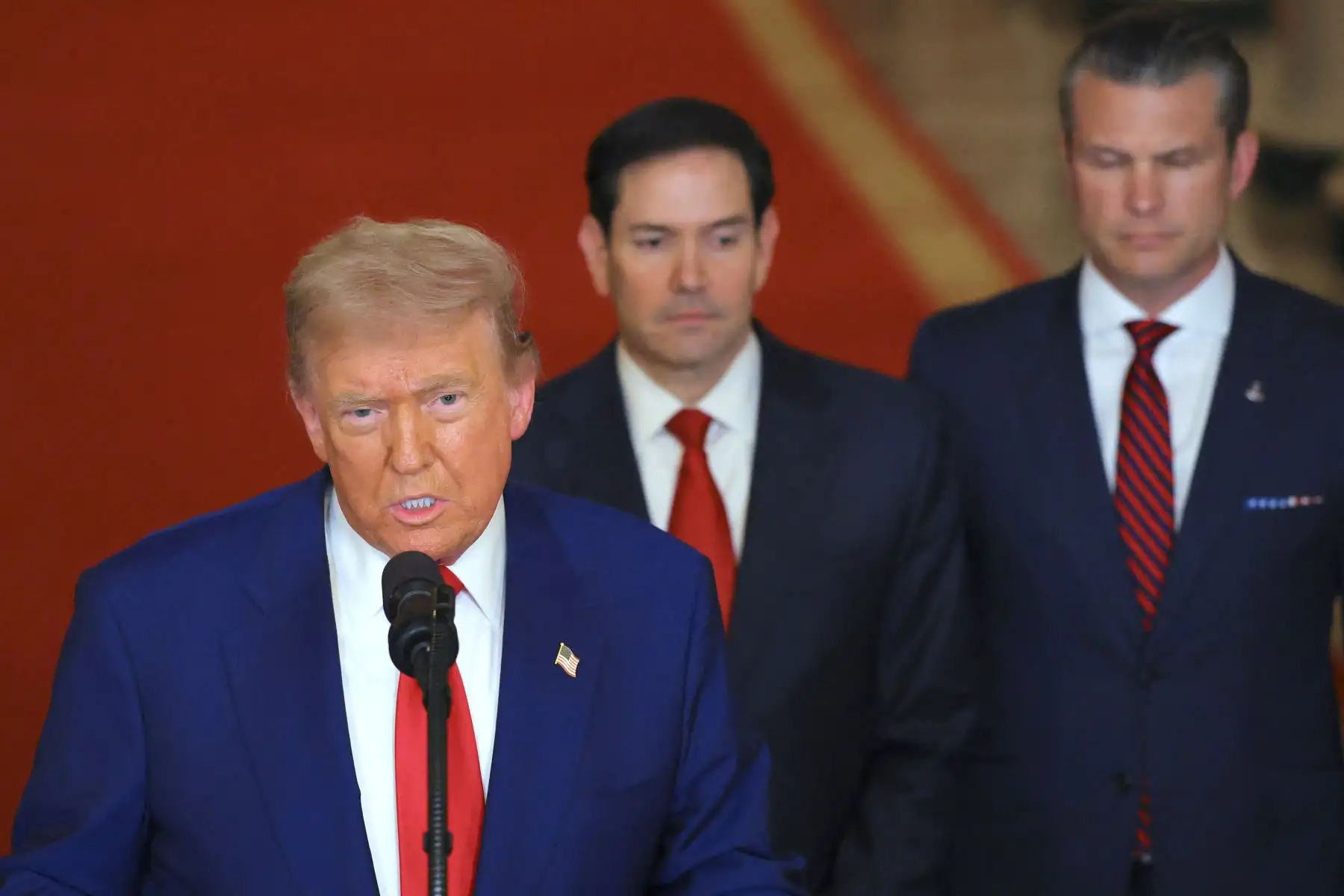 El presidente de Estados Unidos, Donald Trump, se dirige a la nación, junto con el vicepresidente J.D. Vance , el secretario de Estado Marco Rubio y el secretario de Defensa Pete Hegseth, desde la Casa Blanca en Washington, D.C. tras el anuncio del bombardeo de instalaciones nucleares de Estados Unidos en Irán. 
Foto: AFP
