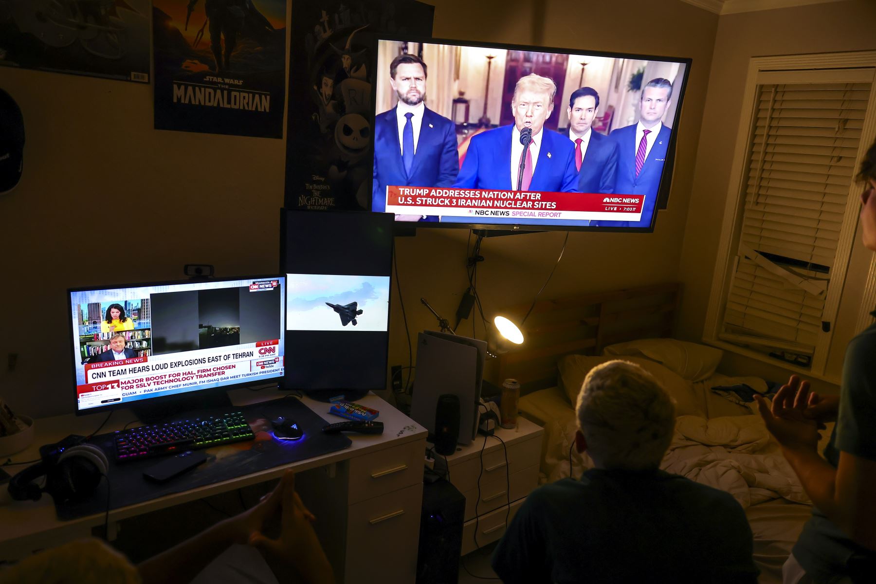 Jóvenes observan al presidente estadounidense Donald Trump dirigirse a la nación tras el ataque estadounidense a las instalaciones nucleares de Irán, en Miami, Florida, EE. UU.
Foto: EFE