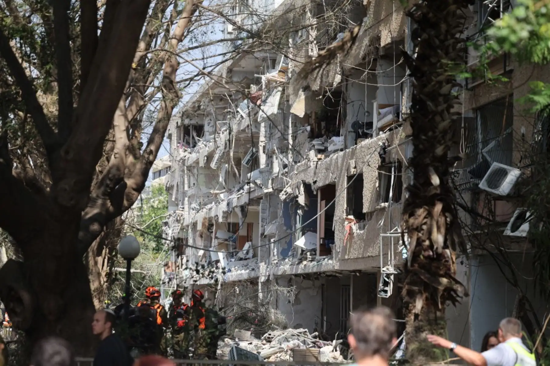 Fuerzas de seguridad israelíes y personal de primera respuesta se reúnen en el lugar de un ataque iraní que impactó un barrio residencial en la zona de Ramat Aviv, Tel Aviv. Foto: AFP
