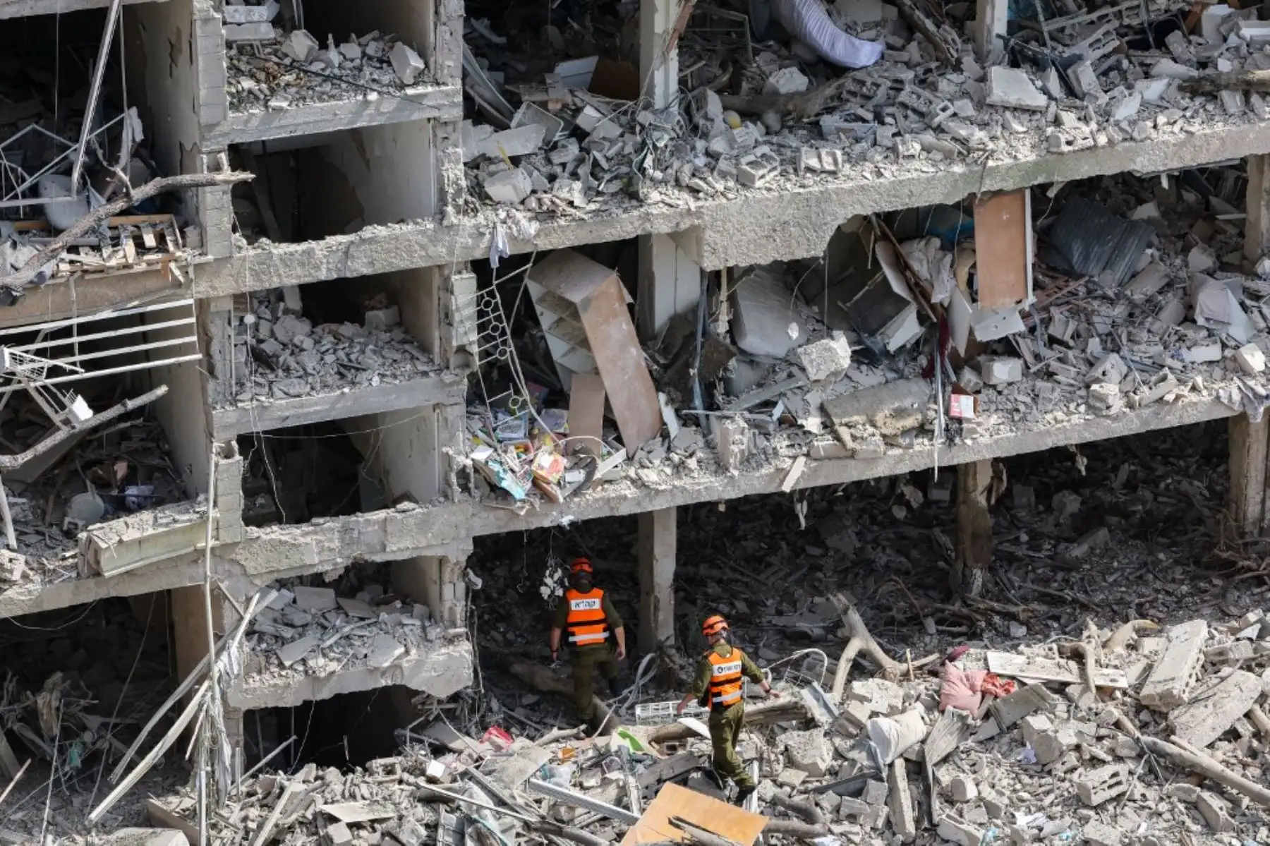 Fuerzas de seguridad israelíes y personal de primera respuesta se reúnen en el lugar de un ataque iraní que impactó un barrio residencial en la zona de Ramat Aviv, Tel Aviv. Foto: AFP