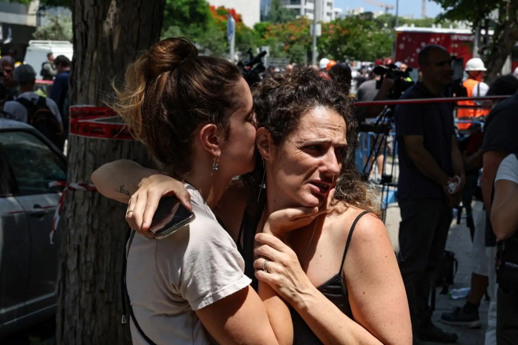 Dos mujeres se consuelan mutuamente tras un ataque iraní que impactó un barrio residencial en la zona de Ramat Aviv, Tel Aviv. Foto: AFP