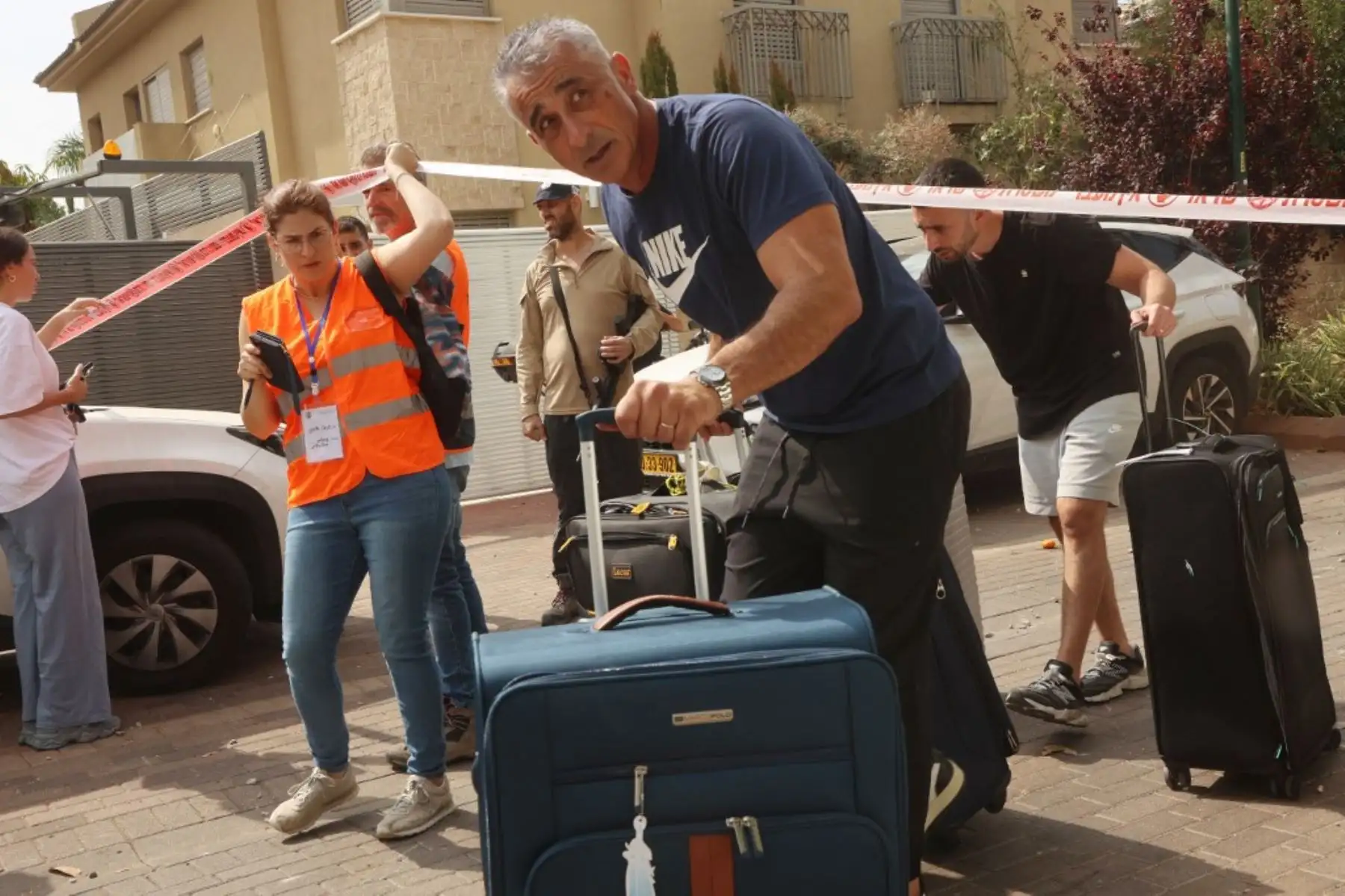 Israelíes abandonan sus hogares hacia zonas más seguras tras un ataque iraní que impactó Ness Ziona, en el centro de Israel. Foto: AFP