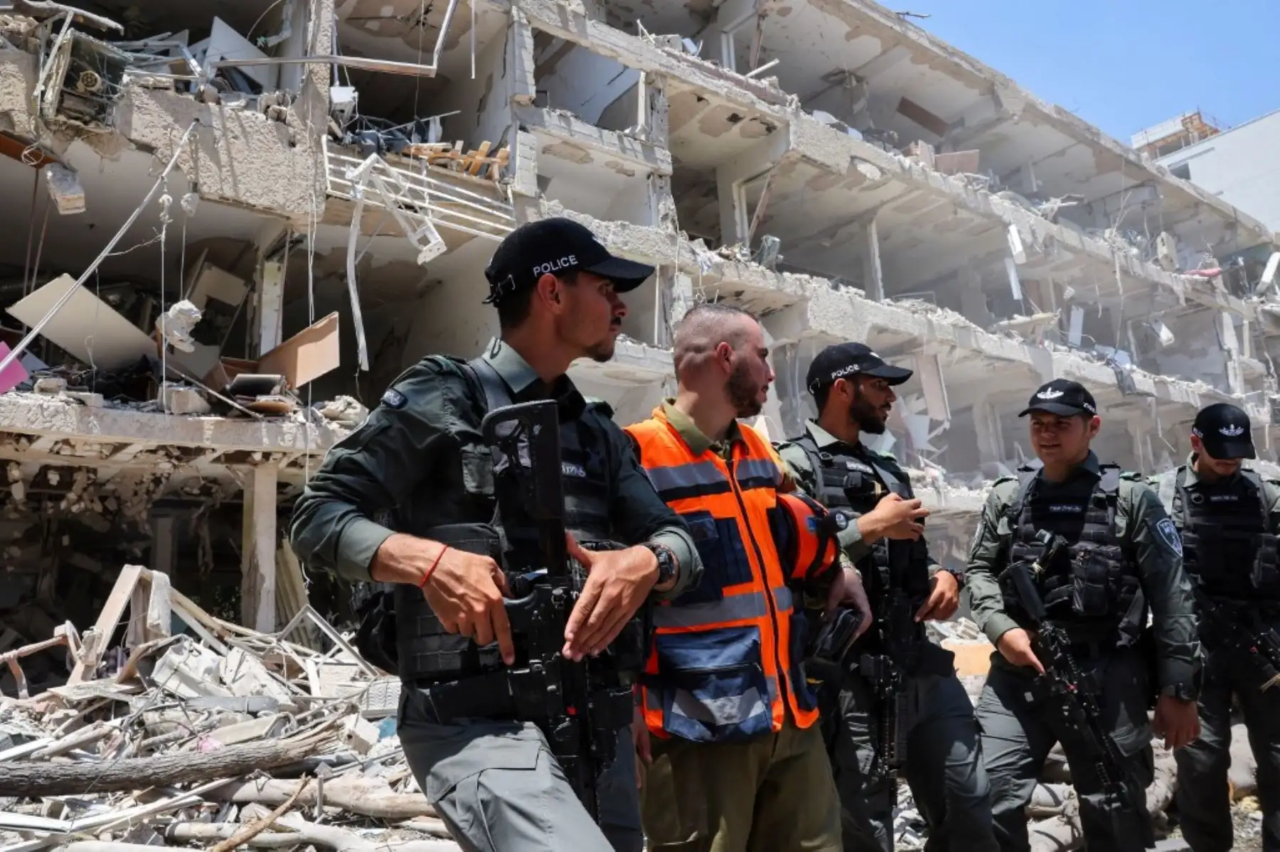 Fuerzas de seguridad israelíes y personal de primera respuesta se reúnen en el lugar de un ataque iraní que impactó un barrio residencial en la zona de Ramat Aviv, Tel Aviv. Foto: AFP