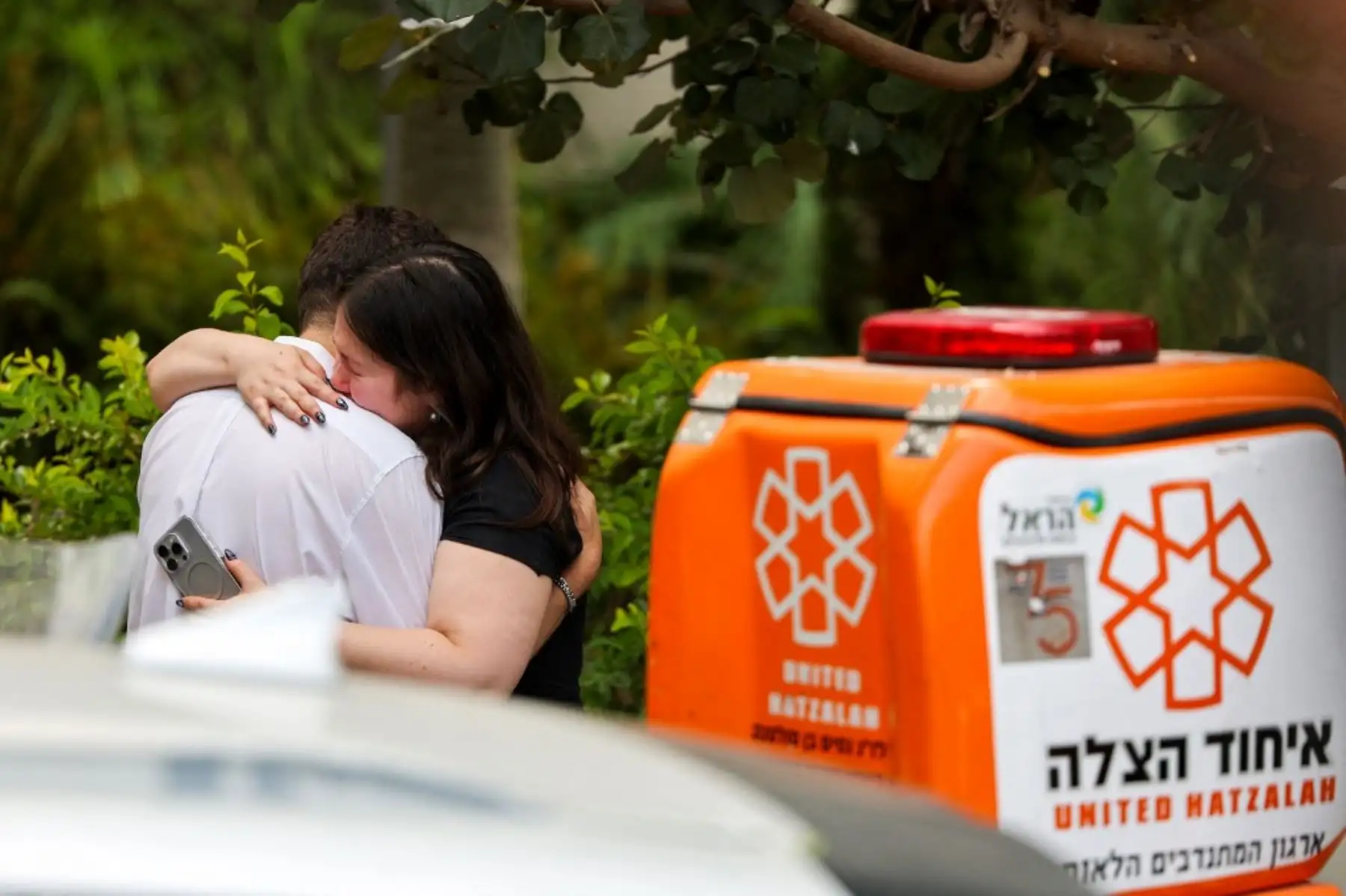 Personas reaccionan cerca del lugar de un ataque iraní que impactó un edificio residencial en la zona de Ramat Aviv, Tel Aviv. Foto: AFP