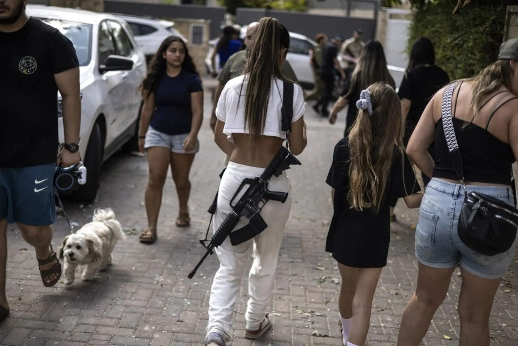Una mujer porta un fusil de asalto tras un ataque iraní que impactó Ness Ziona, en el centro de Israel. Foto: AFP