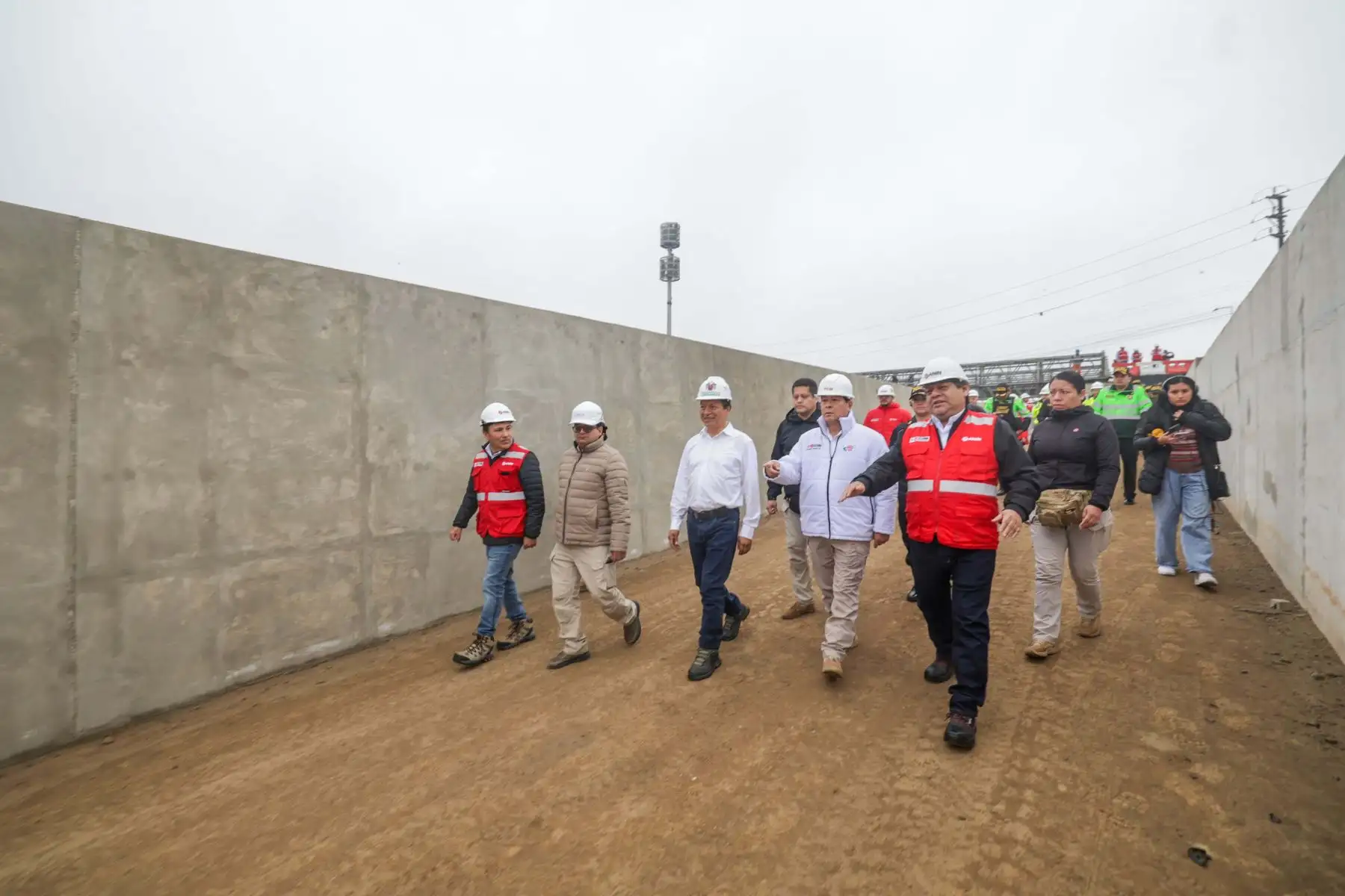 El presidente del Consejo de Ministros, Eduardo Arana, supervisa el proyecto “Mejoramiento y ampliación del servicio de protección ante inundaciones y movimientos de masas en Quebrada Huaycoloro”, el cual está a cargo de la Autoridad Nacional de Infraestructura (ANIN). Foto: ANDINA/ PCM