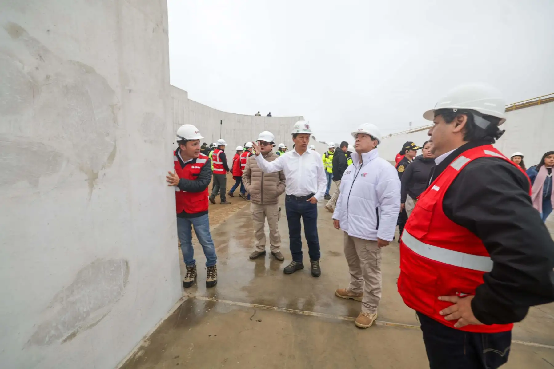 El presidente del Consejo de Ministros, Eduardo Arana, supervisa el proyecto “Mejoramiento y ampliación del servicio de protección ante inundaciones y movimientos de masas en Quebrada Huaycoloro”, el cual está a cargo de la Autoridad Nacional de Infraestructura (ANIN). Foto: ANDINA/ PCM