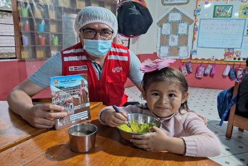Se informó a la comunidad educativa y padres de familia, que cuentan con la línea gratuita 0800 20 600, que atiende todos los días, para recibir sugerencias, reportes y denuncias relacionadas con el Servicio de alimentación escolar.