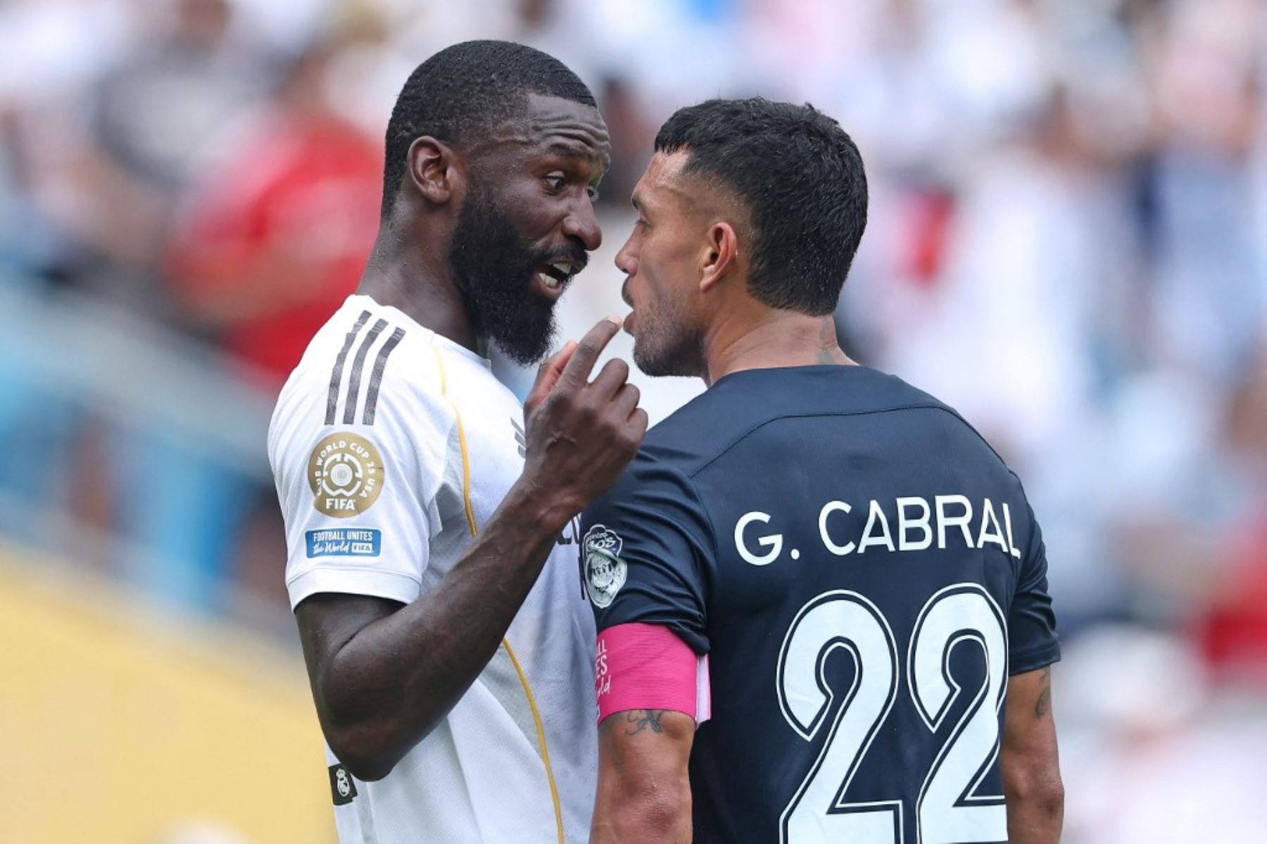 Gustavo Cabral del Pachuca cruza palabras con Antonio Ruediger del Real Madrid durante el partido del grupo H de la Copa Mundial de Clubes de la FIFA 2025 entre el Real Madrid CF y el CF Pachuca en el Bank of America Stadium el 22 de junio de 2025 en Charlotte, Carolina del Norte. Foto: Getty Images / AFP