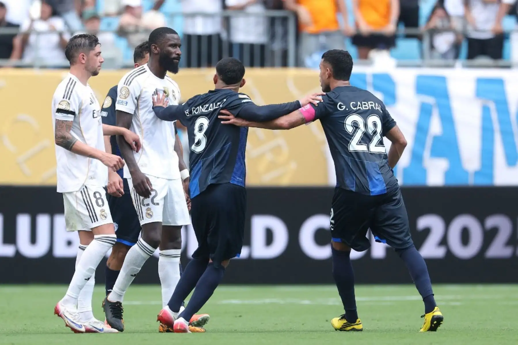 Bryan Gonzalez del Pachuca separa a Antonio Ruediger del Real Madrid y a Gustavo Cabral del Pachuca durante el partido del grupo H de la Copa Mundial de Clubes de la FIFA 2025 entre el Real Madrid CF y el CF Pachuca en el Bank of America Stadium el 22 de junio de 2025 en Charlotte, Carolina del Norte. Foto: Getty Images / AFP