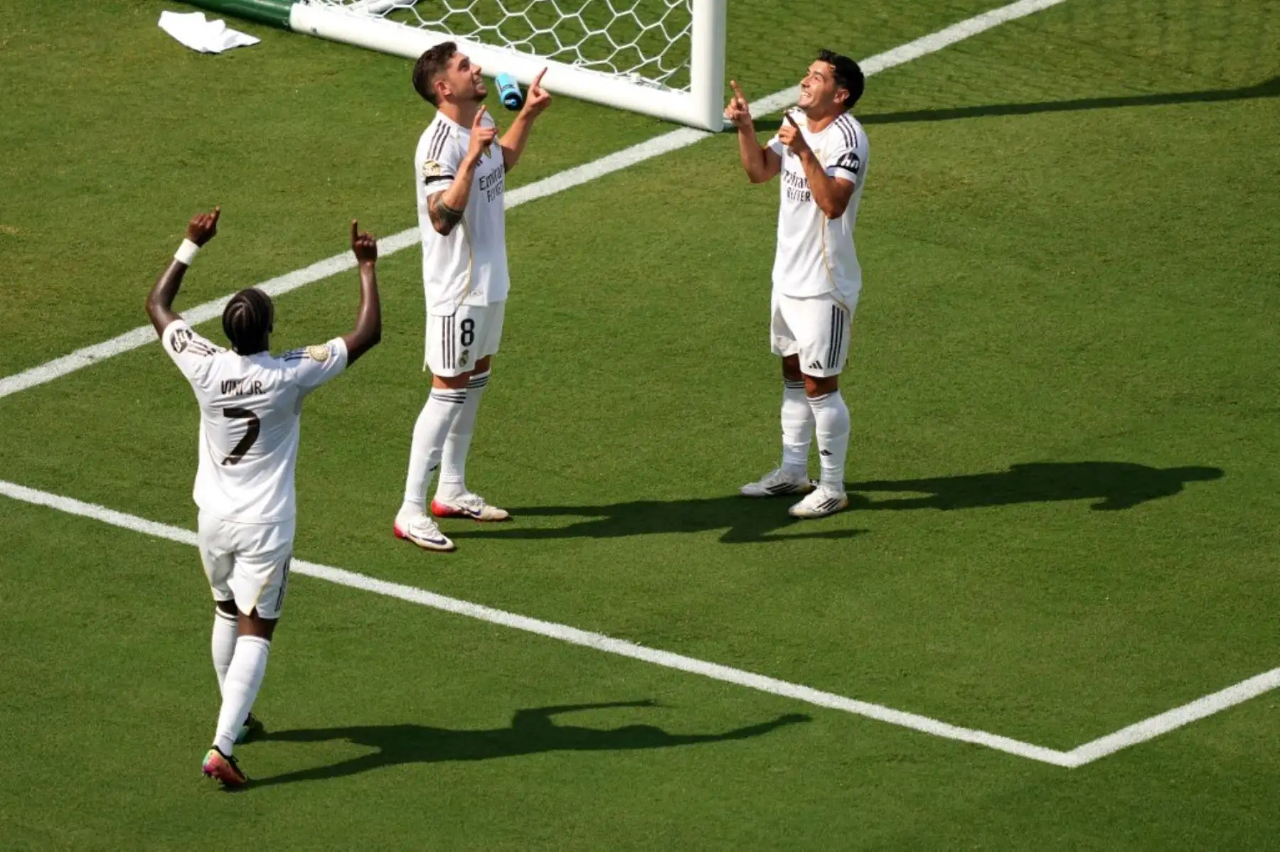 Federico Valverde del Real Madrid celebra el tercer gol de su equipo con Brahim Díaz y Vinicius Junior durante el partido del grupo H de la Copa Mundial de Clubes de la FIFA 2025 entre el Real Madrid CF y el CF Pachuca en el Bank of America Stadium el 22 de junio de 2025 en Charlotte, Carolina del Norte. Foto: Getty Images / AFP