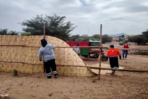 Dentro del recinto delimitado por esta estructura, se evidenció la presencia de cerámica y restos malacológicos.