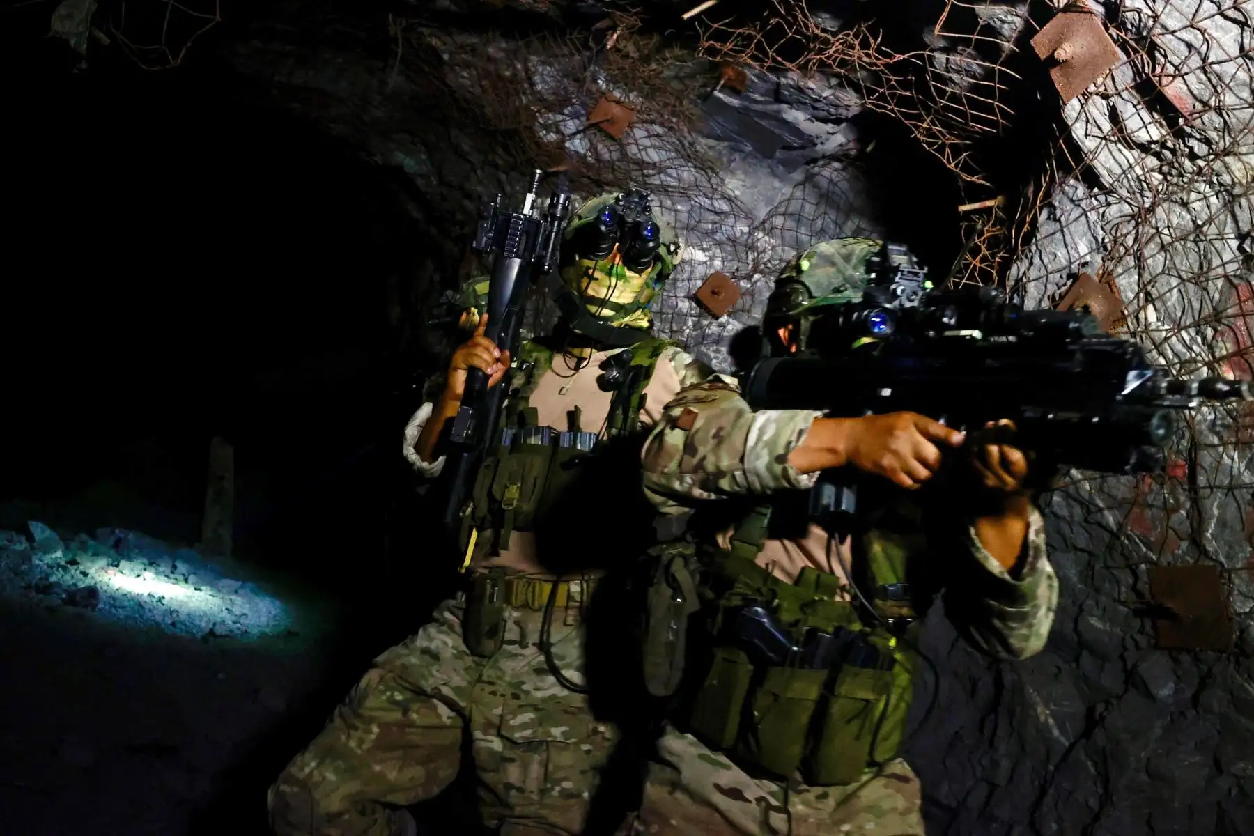 Fuerzas especiales del Comando Unificado Pataz, conformado por efectivos de las FF.AA. y de la Policía Nacional del Perú reciben entrenamiento para intervenir en socavones y combatir minería ilegal en Pataz, región La Libertad. La capacitación incluye técnicas de patrullaje, combate en socavones y uso legal de la fuerza. Foto: Mindef