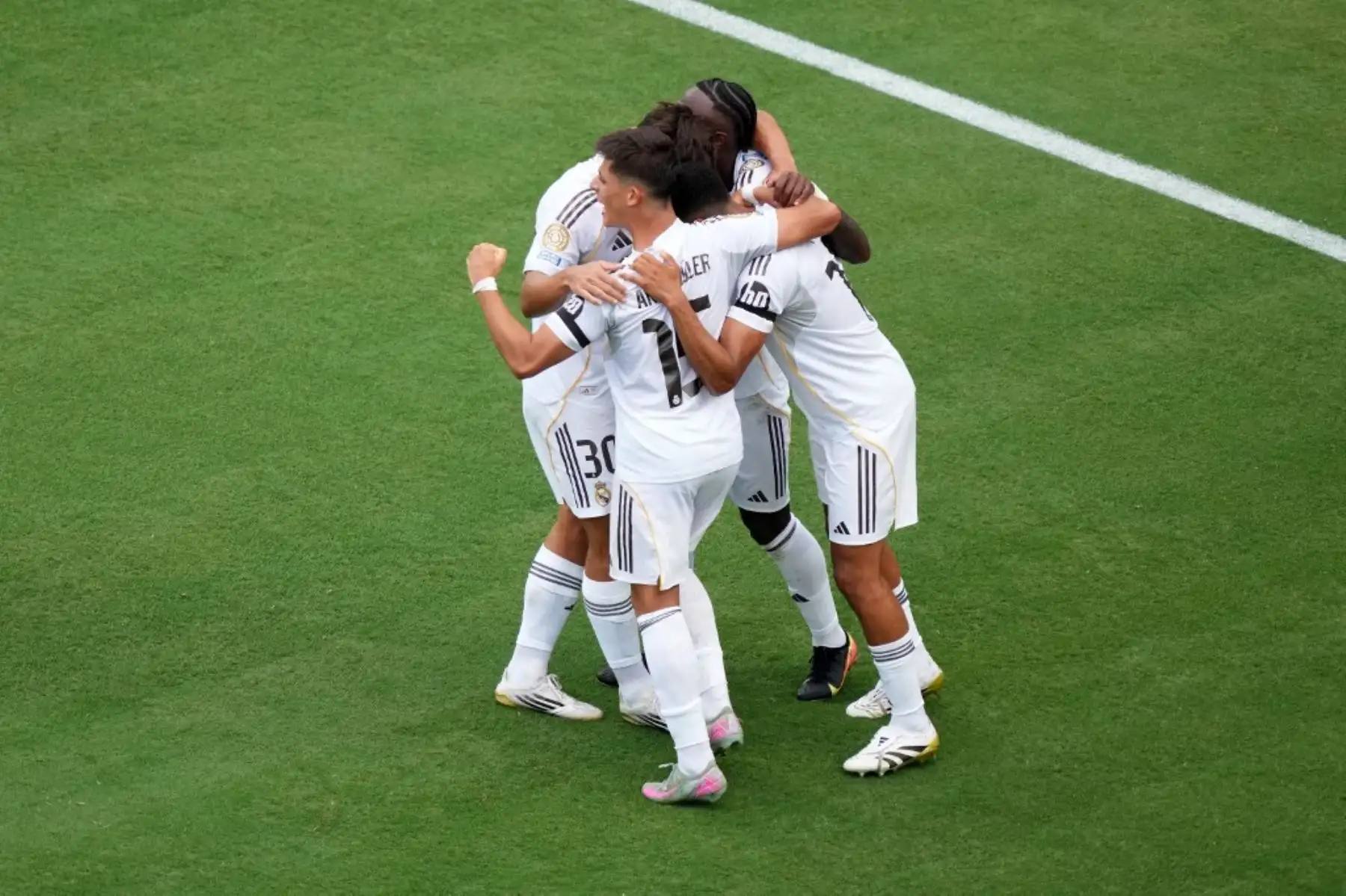 Arda Gueler del Real Madrid celebra el segundo gol de su equipo con Gonzalo García, Trent Alexander-Arnold y Vinicius Junior durante el partido del grupo H de la Copa Mundial de Clubes de la FIFA 2025 entre el Real Madrid CF y el CF Pachuca en el Bank of America Stadium el 22 de junio de 2025 en Charlotte, Carolina del Norte. Foto: Getty Images / AFP