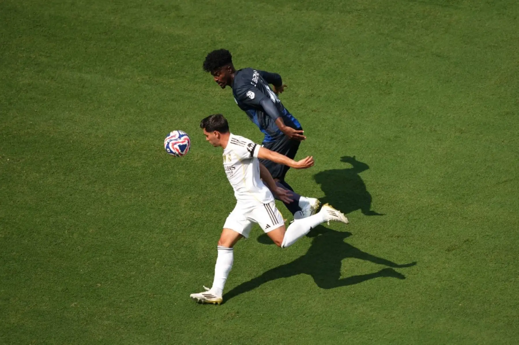 Brahim Díaz del Real Madrid lucha por el balón con Eduardo Bauermann del Pachuca durante el partido del Grupo H de la Copa Mundial de Clubes de la FIFA 2025 entre el Real Madrid CF y el CF Pachuca en el Bank of America Stadium el 22 de junio de 2025 en Charlotte, Carolina del Norte. Foto: Getty Images / AFP